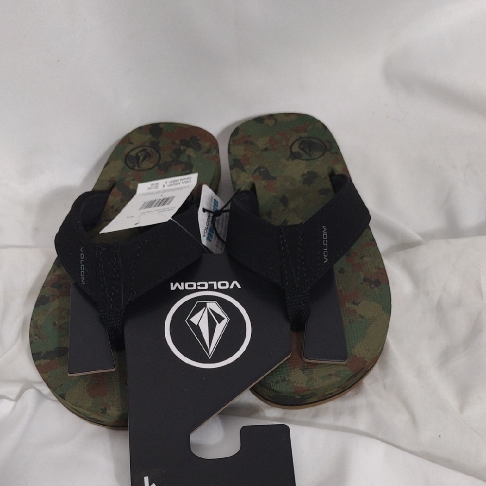 NWT Volcom Camo Victor Flip Flops Boys Size 1